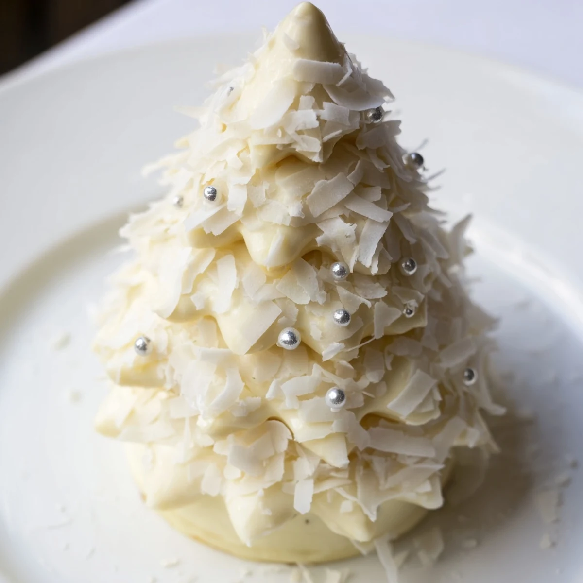 Table d'Hiver Sapin et Flocons dessert: snowy white chocolate mousse covers a delightful pine-shaped cake.