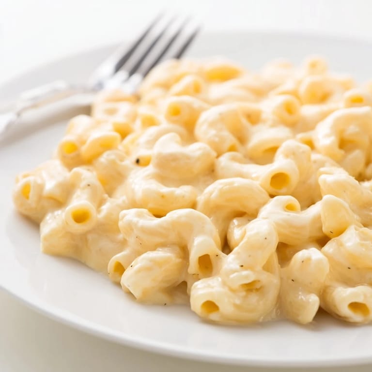 Satisfying high-protein mac & cheese served with bright veggies for added nutrition.